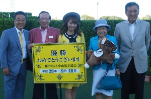 中山競馬場の表彰式のおねーちゃんがめっちゃかわいい