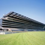 初めて行った競馬場は？